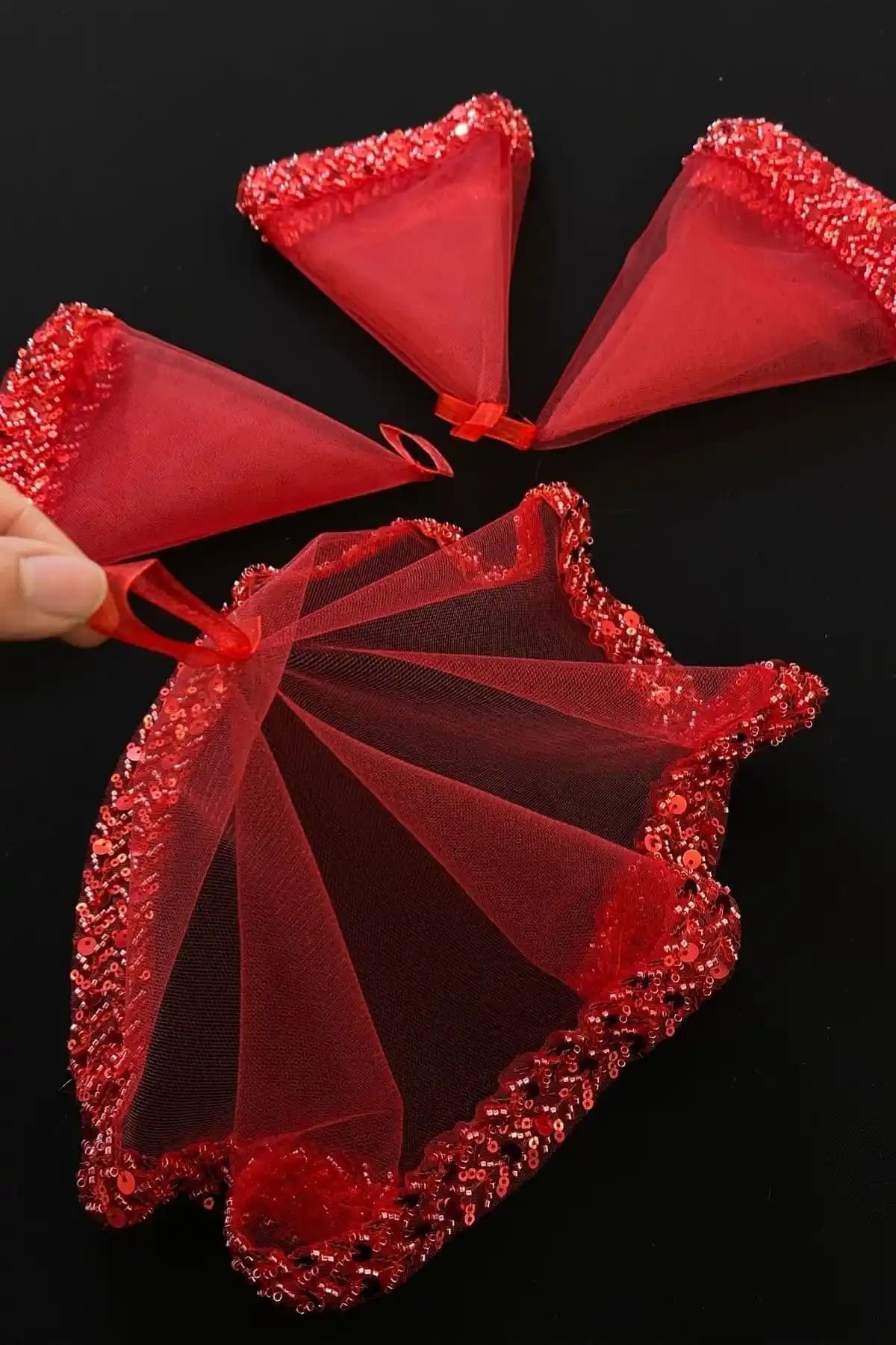 ZEYMERADE Kırmızı Gelin Mendili: Zarif ve Şık Düğün Aksesuarı Tasarımı