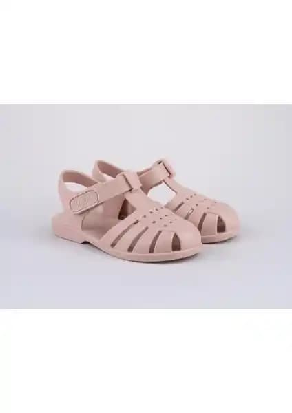 İki Popüler Çocuk Sandalet Modelinin Detaylı Karşılaştırması ve İncelemeleri