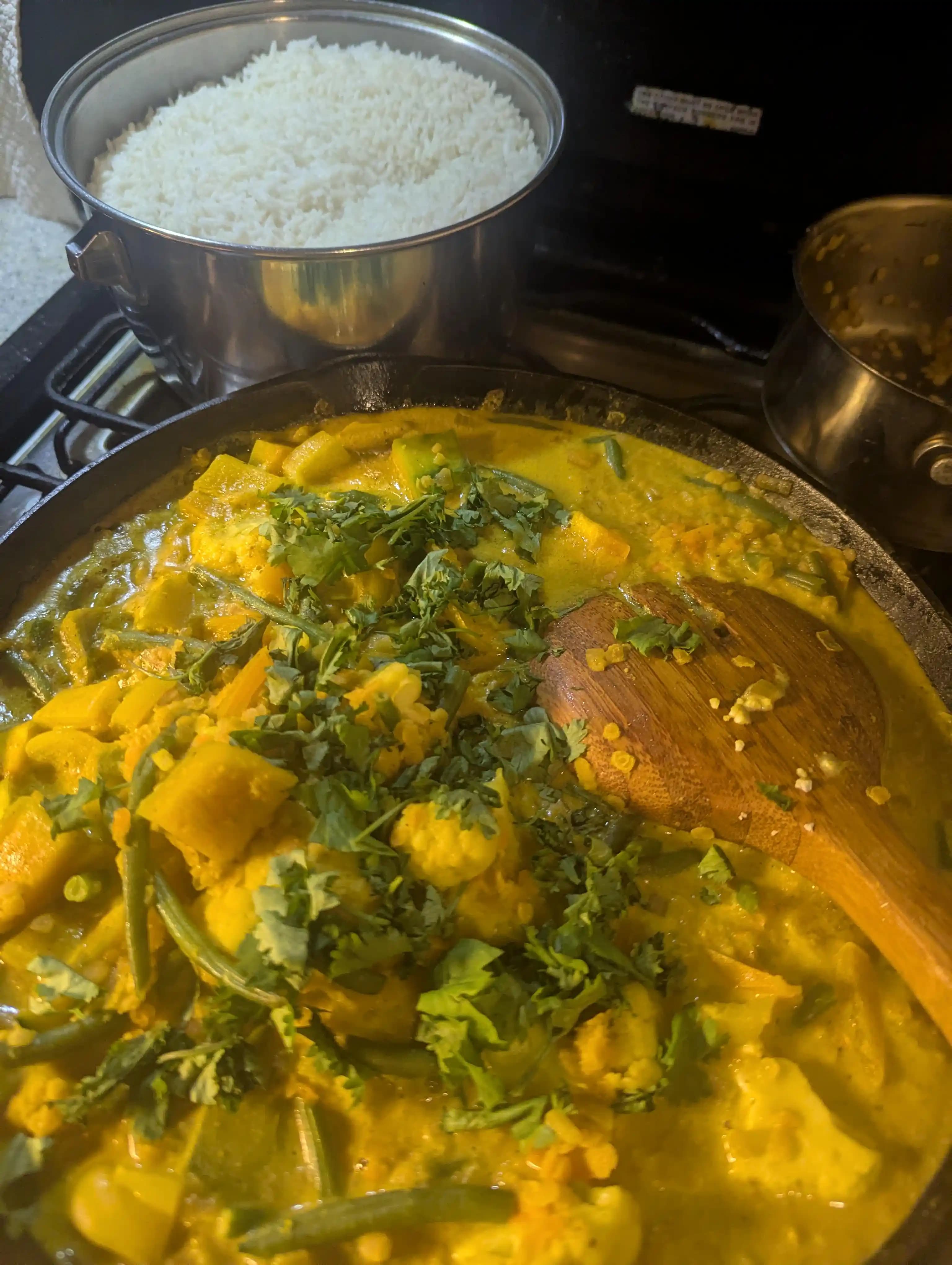 10 Dolar Altında 8 Kişilik Ekonomik Vejetaryen Hindistan Cevizli Köri Tarifi