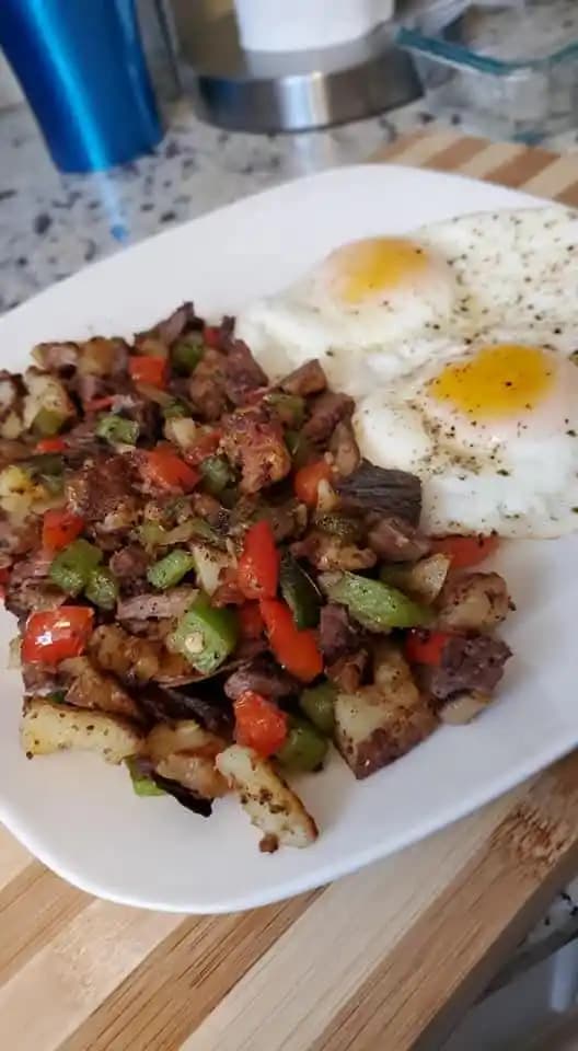 Artan Biftek ve Patatesle Pratik Steak and Eggs Tarifi: Lezzetli ve Besleyici Öğün
