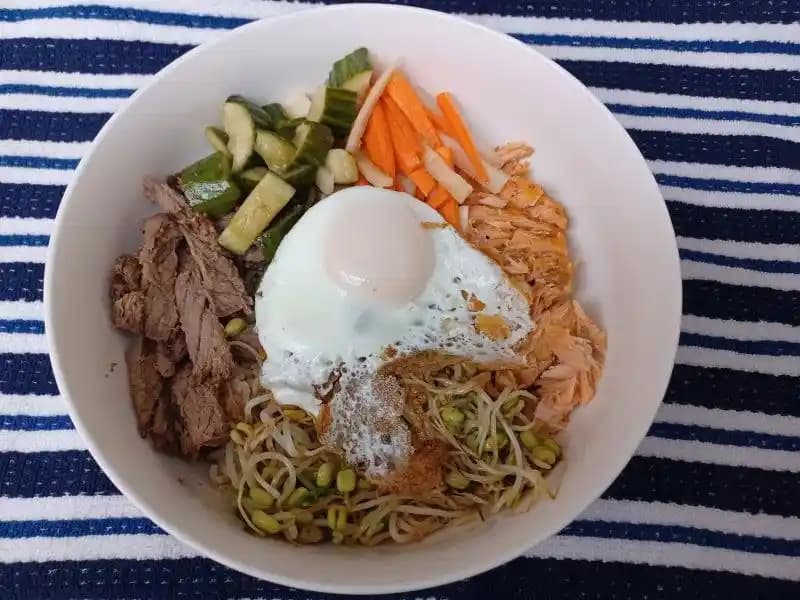 Artan Malzemelerle Ev Yapımı Bibimbap: Taze Sebzeler ve Yumurta Kullanımıyla Sağlıklı Öğün