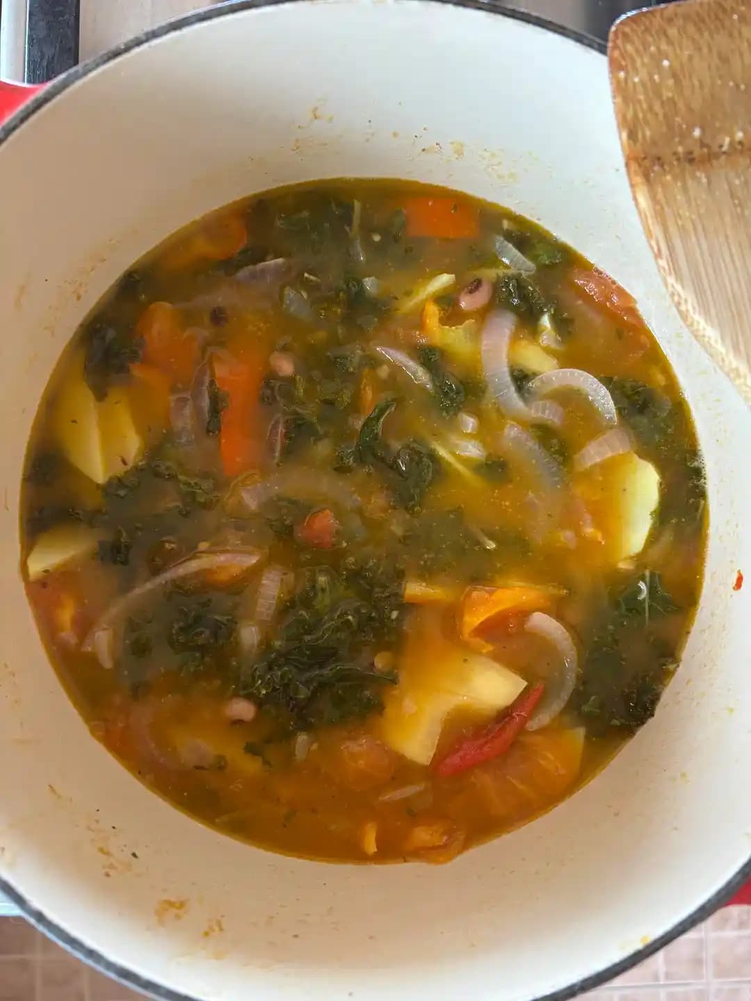 Besleyici Fasulye ve Sebze Çorbası: Ekonomik ve Pratik Tarif Rehberi