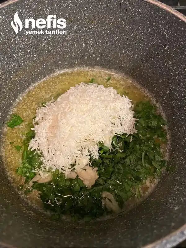 Sarımsaklı Parmesanlı Tavuk ve Brokoli Eriştesi: Ekonomik ve Protein Zengini Tarif