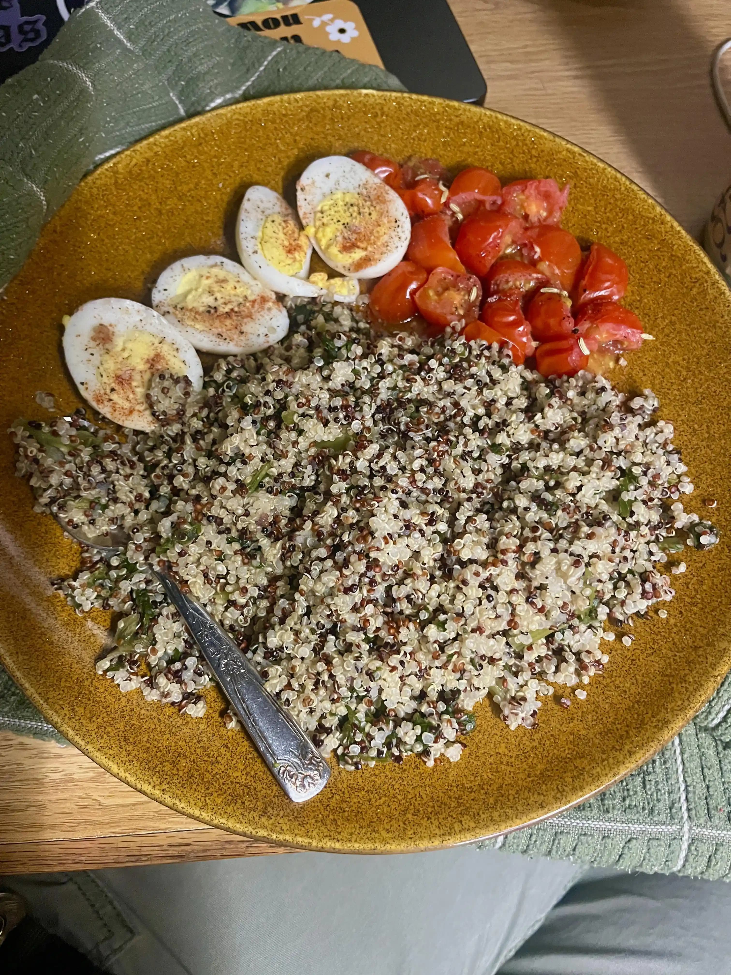 Yurt Odasında Elektrikli Su Isıtıcısı ve Mikrodalga ile Sağlıklı Kinoa ve Lahana Yemekleri Hazırlama