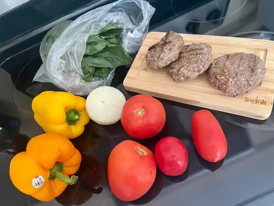 Artan Hamburgerlerle Ekonomik ve Pratik Makarna Sosu Hazırlama Yöntemi