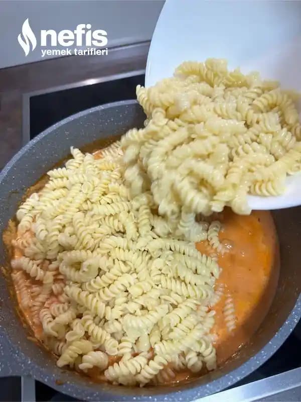 Domates Sosunun Makarna Üzerinde Sulu Kalmaması İçin Nedenler ve Çözümler