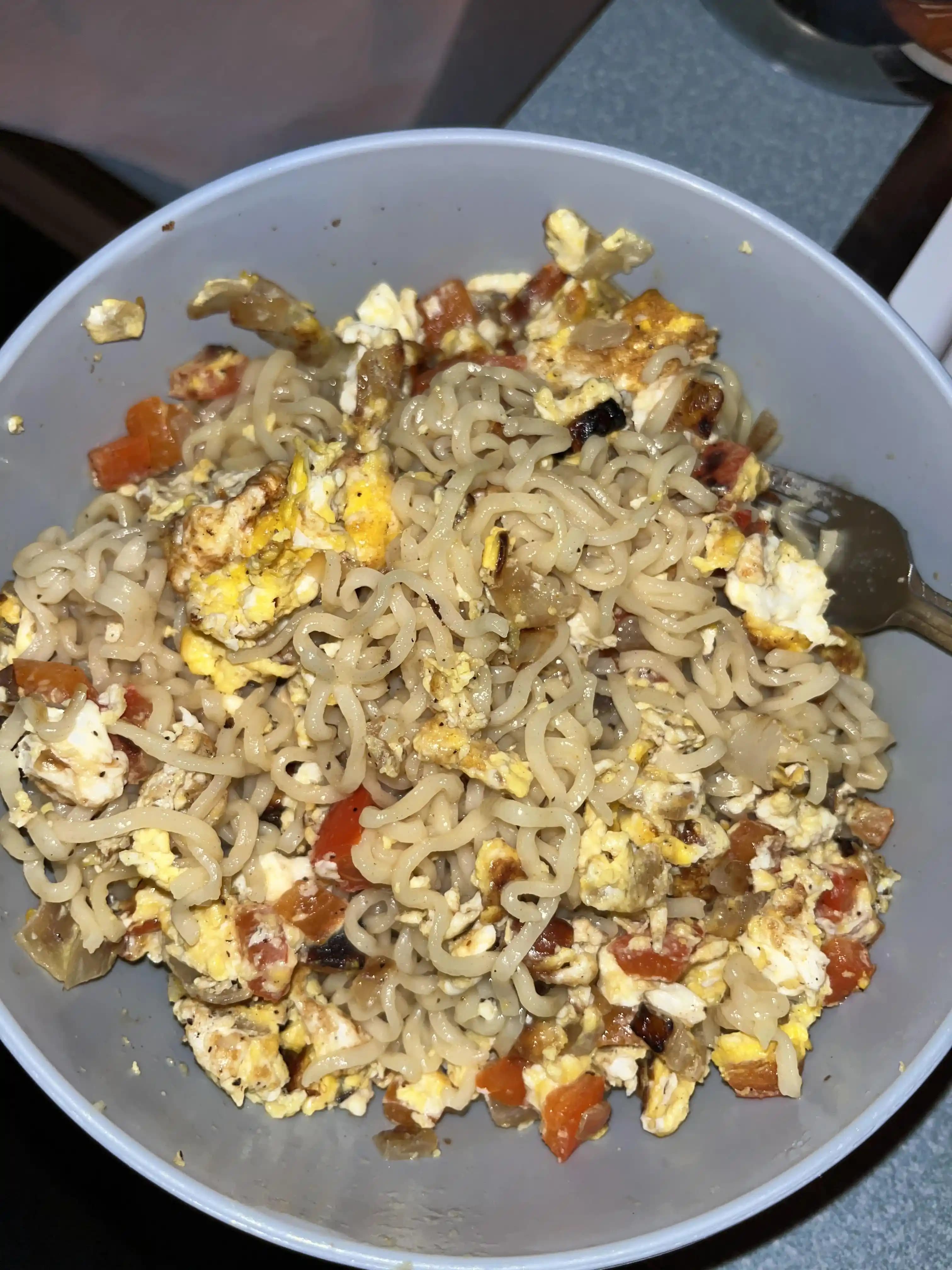 Ekonomik ve Pratik Öğle Yemeği: Ramen ve Yumurta ile Lezzetli Tarif