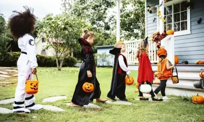 Ekonomik ve Yaratıcı Cadılar Bayramı Şekerleriyle Çocukları Memnun Etmenin Yolları