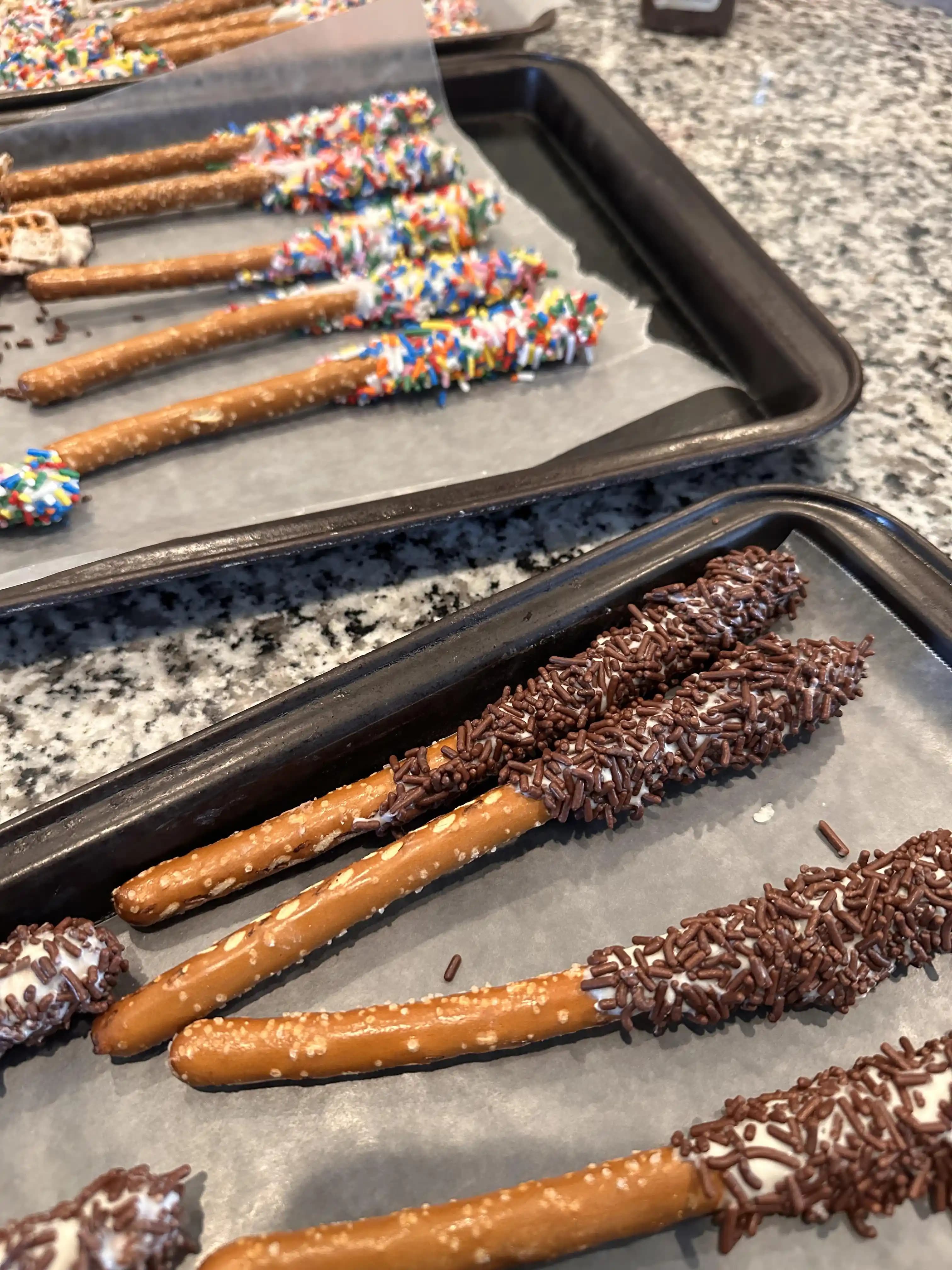 Evde Kalan Çikolata ile Tatlı ve Tuzlu Pretzelli Atıştırmalık Hazırlama Yöntemi