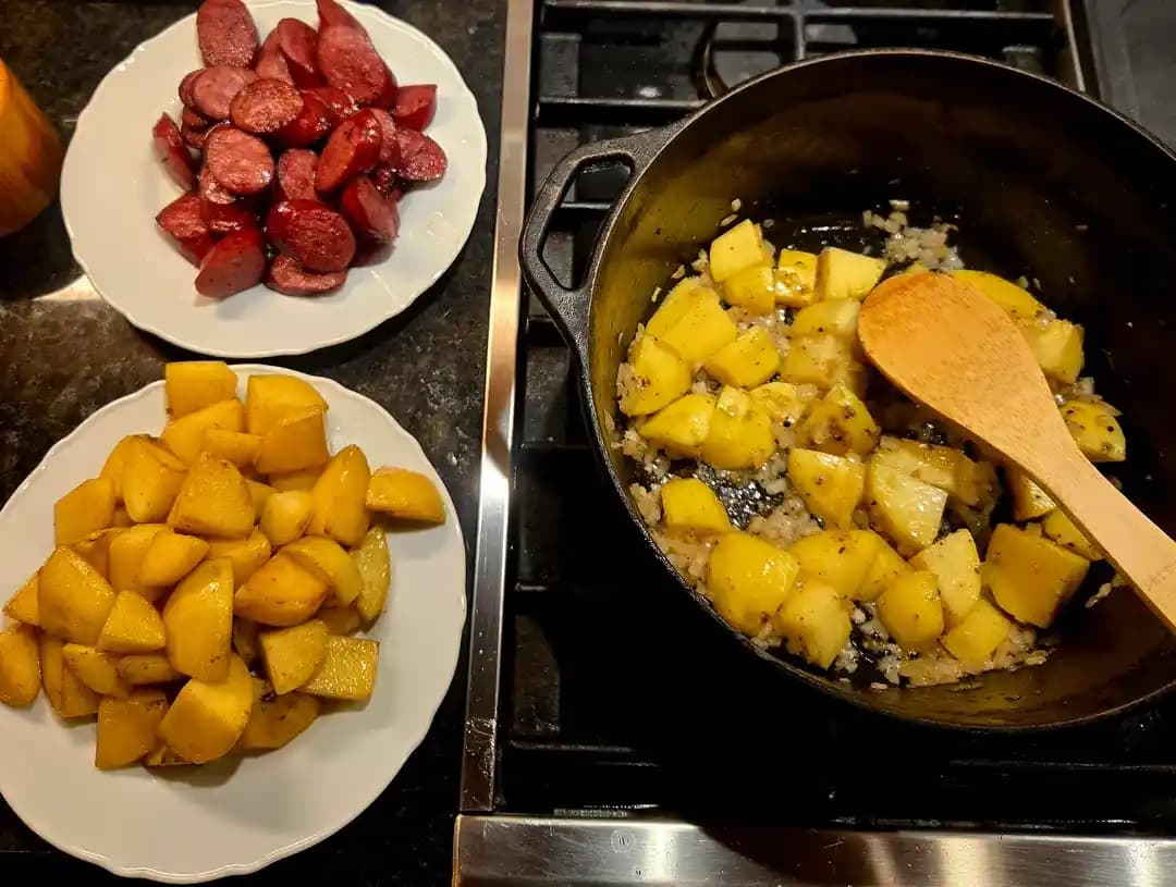 Füme Sosis ve Patates: Pratik Pişirme Yöntemleri ve Lezzet Önerileri