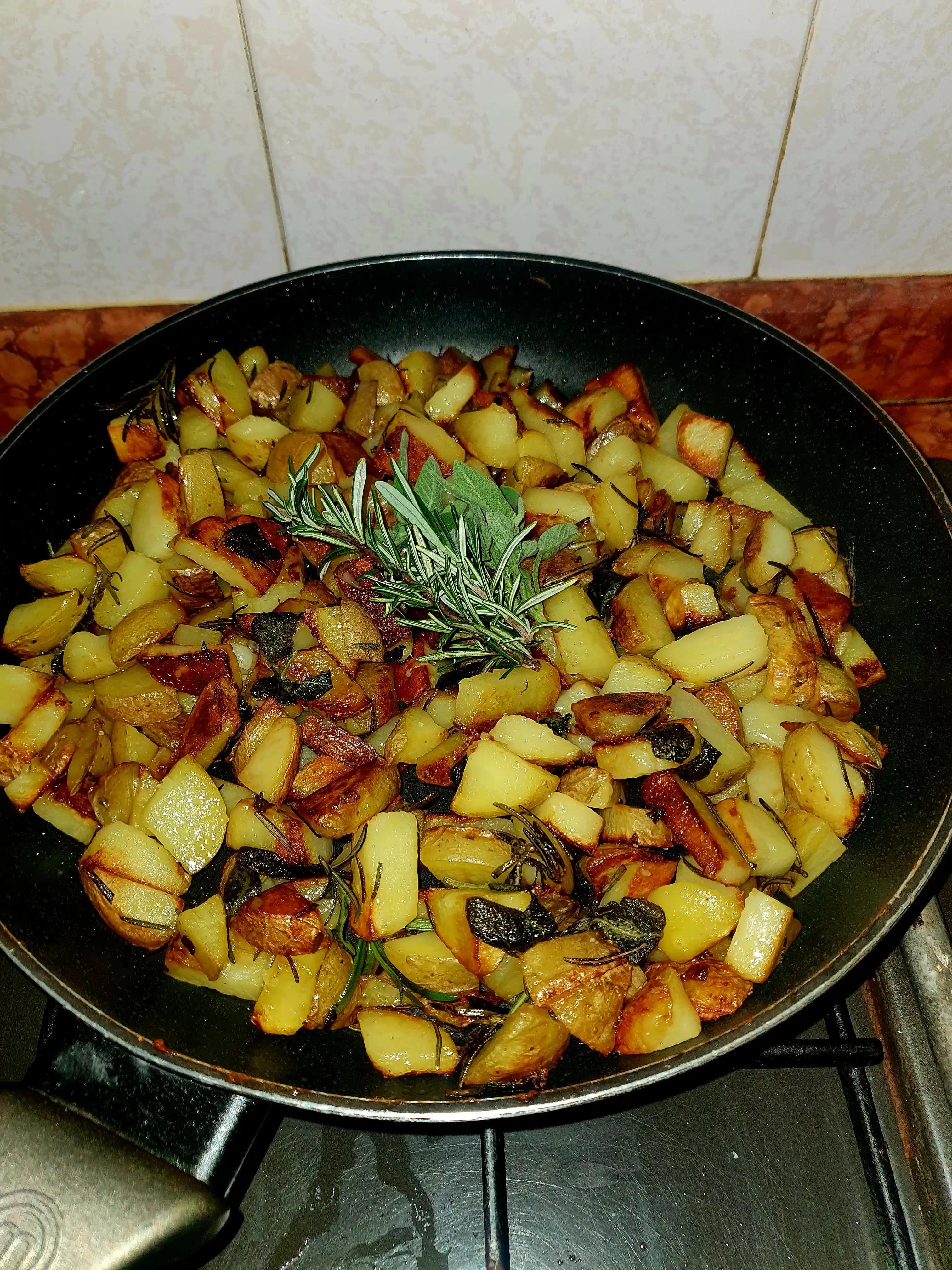 İtalya'da Ucuz Patatesle Aromatik Otlu Pratik Tavada Patates Tarifi ve Pişirme Yöntemleri