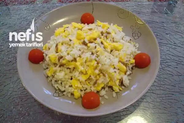 Pirinç, Yumurta ve Baharatlı Sosla Hazırlanan Ekonomik ve Pratik Öğünler
