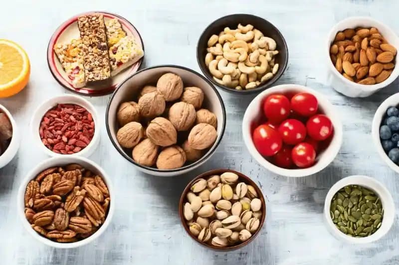 Reçepiyon Masasında Soğutma Gerektirmeyen Sağlıklı Atıştırmalık Seçenekleri ve Pratik Alternatifler