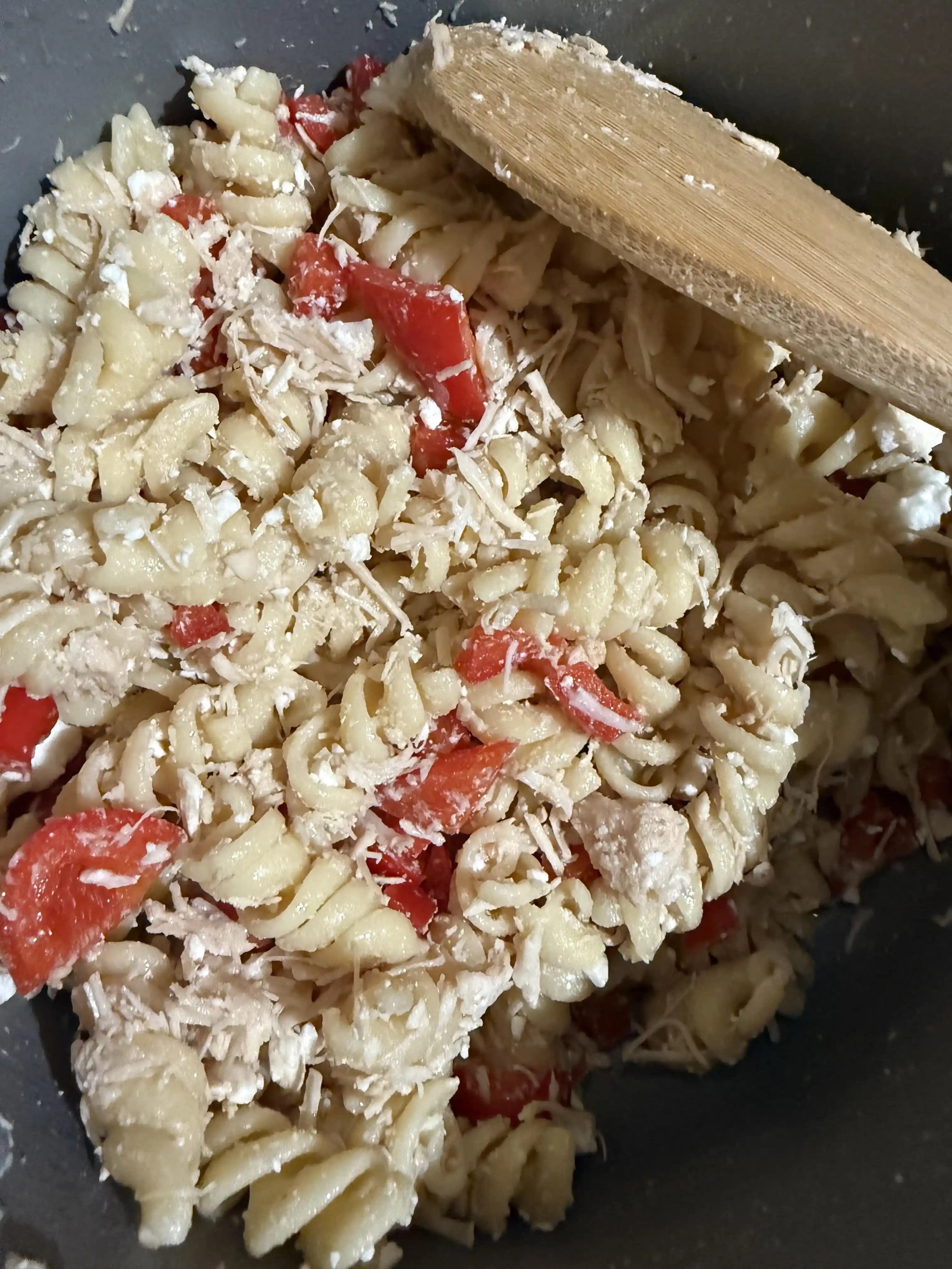 Soğuk Tavuklu Makarna Salatasını Zenginleştirmek İçin Malzeme ve Sos Önerileri