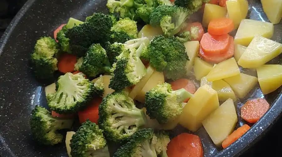 Tarihte Basit Malzemelerle Hazırlanan Yemek Tariflerinin Temel İlkeleri ve Çeşitleri