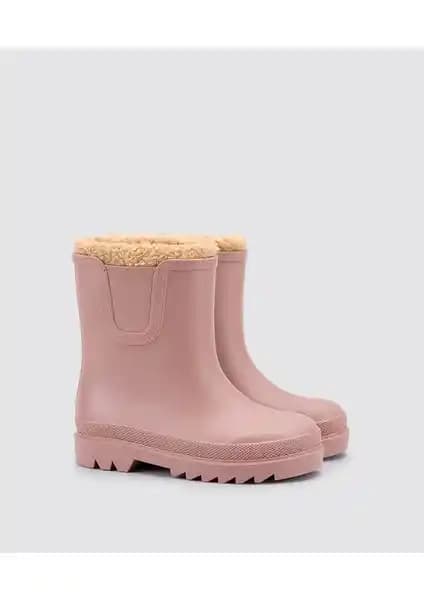 Çocuklar İçin Yağmur ve Kışlık Bot Karşılaştırması: Sıcaklık ve Güvenlik Özellikleri