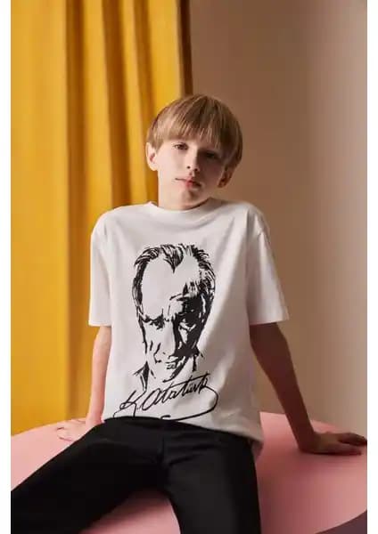 DeFacto ve Kinderos Erkek Çocuk Atatürk Baskılı Tişörtleri Karşılaştırması