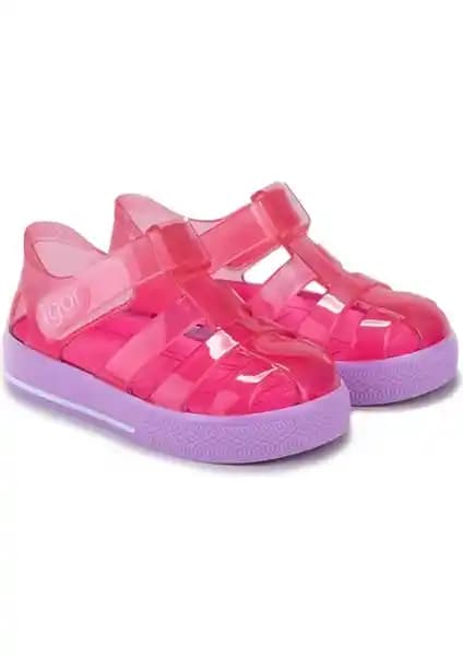 İki Popüler Çocuk Pembe Sandalet Modelinin Detaylı Karşılaştırması ve Seçim Rehberi