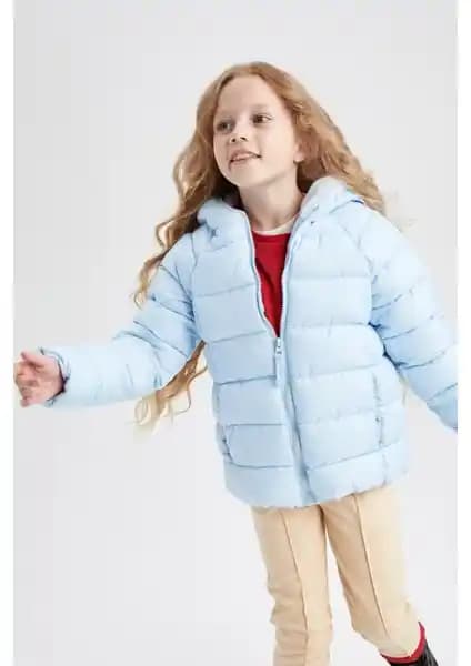 Kız Çocuklar İçin En İyi Kış Montları Karşılaştırması: DeFacto ve Lela Modelleri
