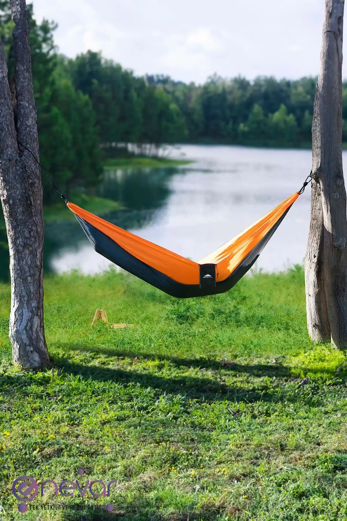 North Pacific Karabinalı Hamak Turuncu: Dayanıklı ve Şık Açık Hava Dinlenme Aracı
