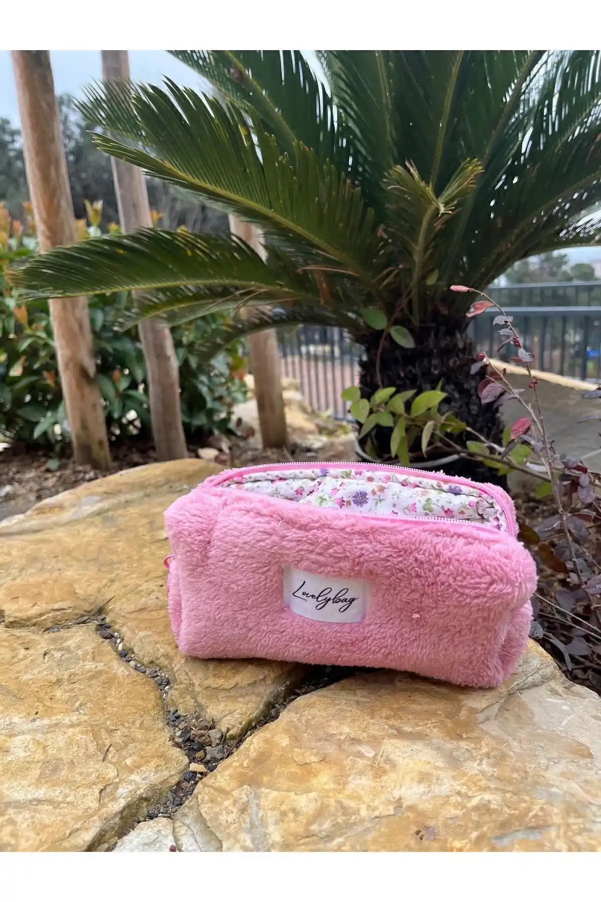LOVELYBAG Peluş Kalem Kutusu ve PİNKUE Kalemlik Karşılaştırması
