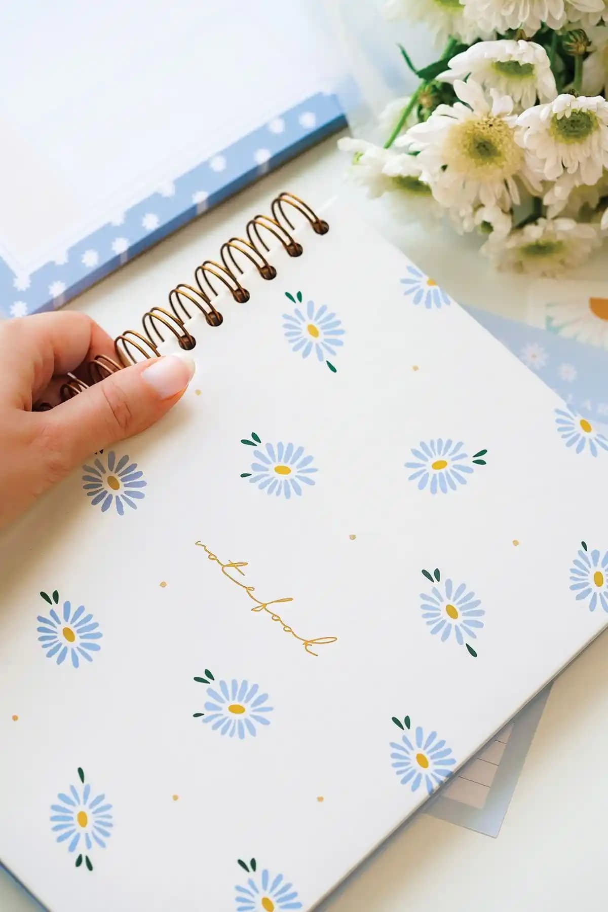 Matt Notebook 17x24 Cm Lastikli Spiralli Sert Kapak Not Defteri: Şık ve Dayanıklı Kullanım İçin