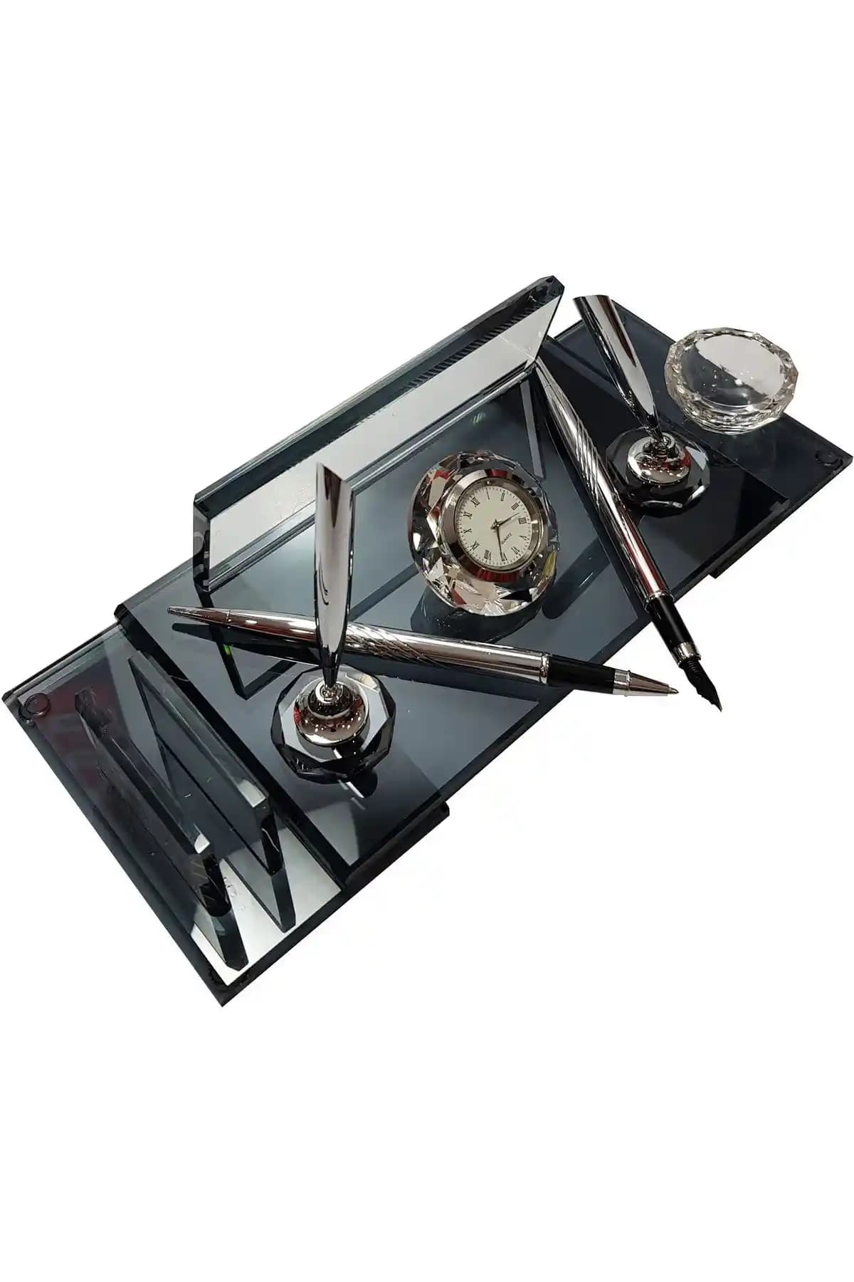 MERTKRİSTAL ve Sentez Masaüstü İsimlikleri Karşılaştırması ve Ofis Dekorasyonuna Etkileri