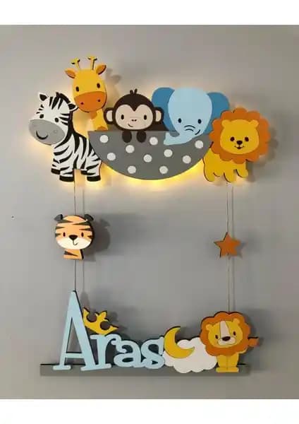 Ahşap Safari Temalı Işıklı Bebek Odası Kapı Süsü - Kişiye Özel ve Dayanıklı Tasarım