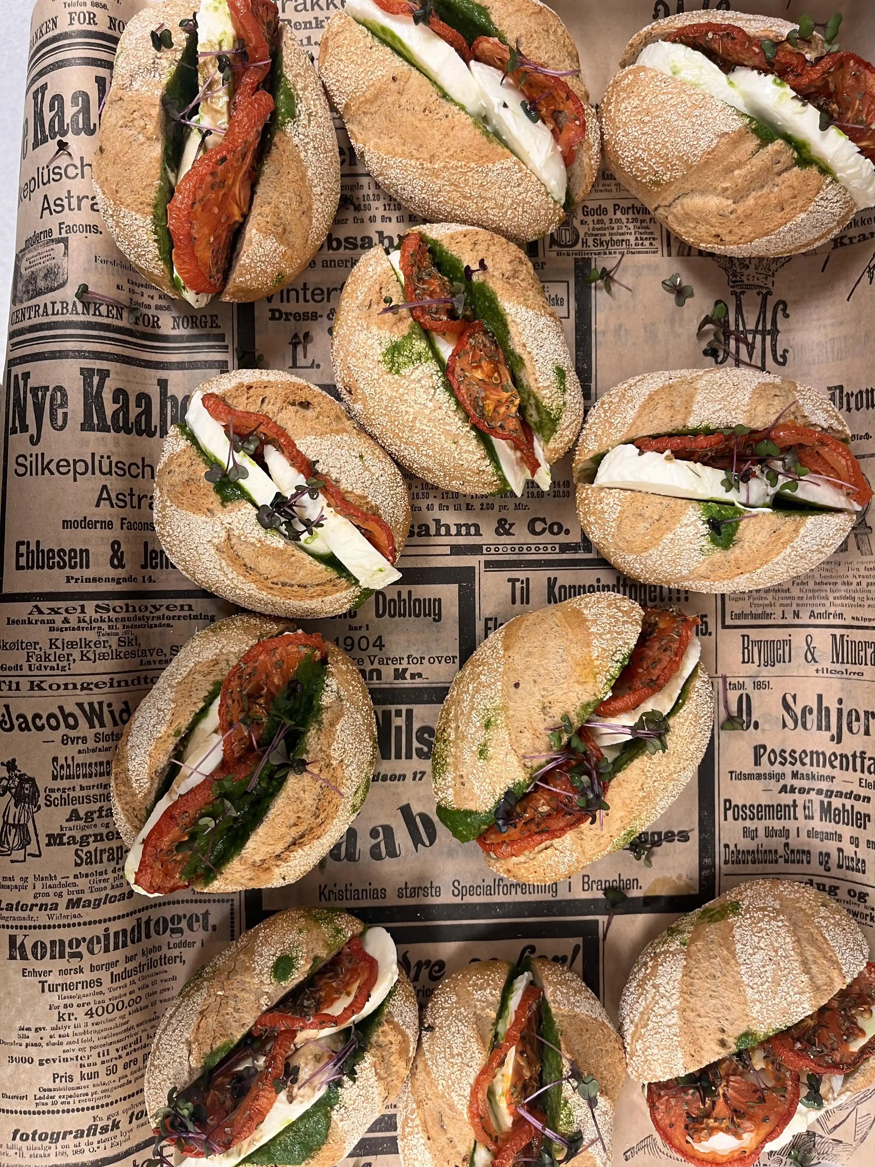 Mozzarella, Roket Pesto ve Yarı Kurutulmuş Domatesli Sandviç Hazırlama Rehberi
