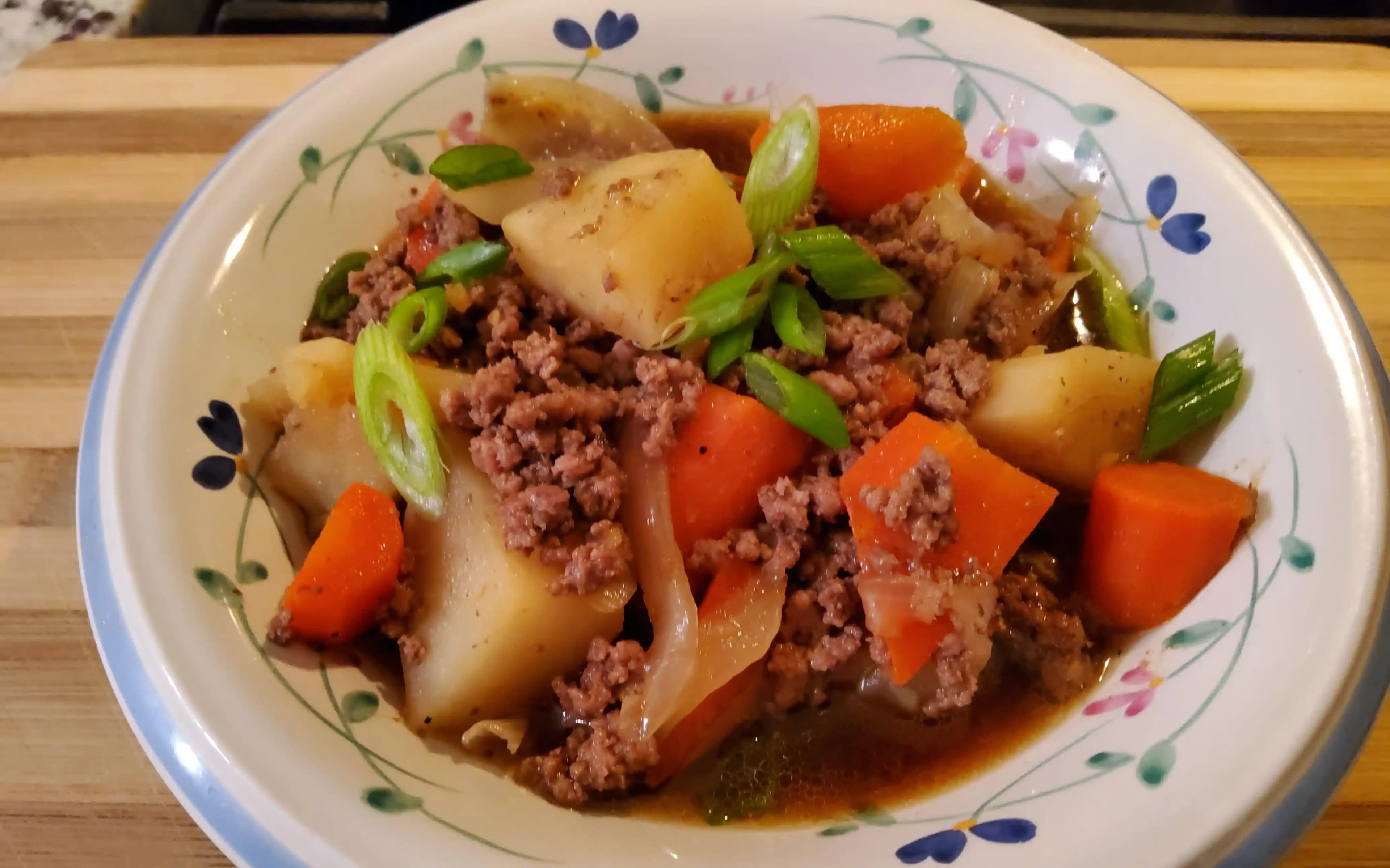 Nikujaga: Japon Usulü Hafif ve Besleyici Etli Patates Yemeği Tarifi