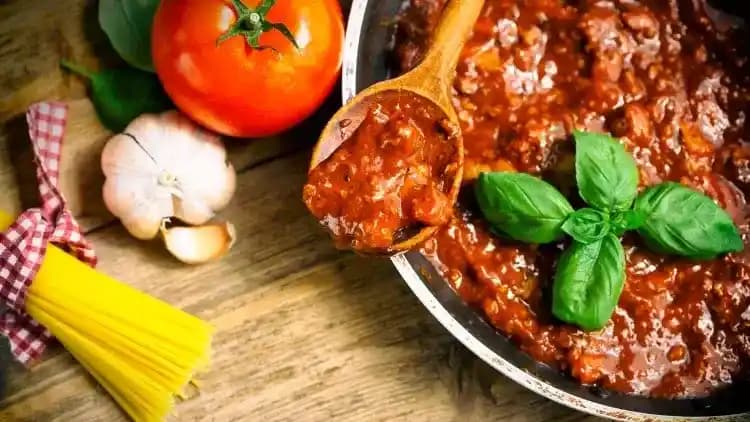 Nonna'nın Geleneksel Bolognese Sos Tarifi: Malzemeler, Hazırlık ve Pişirme Teknikleri