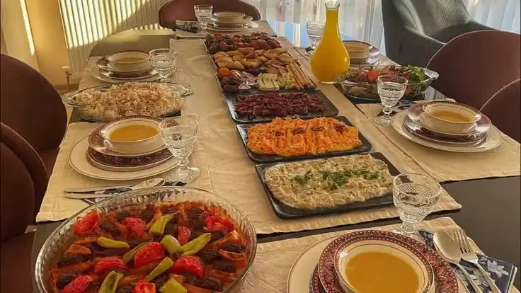 20 Kişilik Parti İçin Ekonomik, Pratik ve Lezzetli Yemek Önerileri