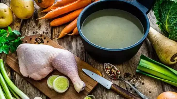 Artan Tavuk Kemikleriyle Lezzetli ve Besleyici Tavuk Çorbası Hazırlama Yöntemleri