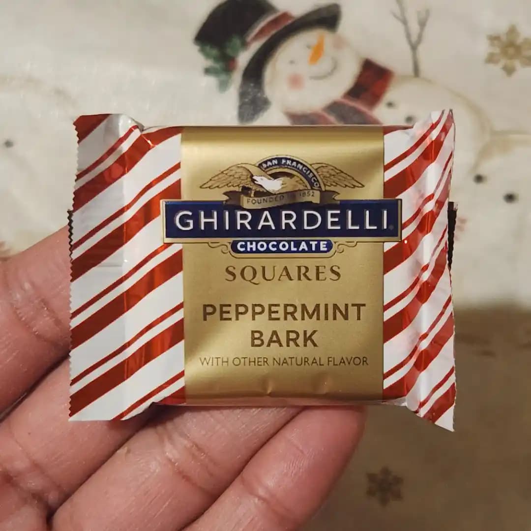 Ghirardelli Peppermint Bark: Beyaz ve Koyu Çikolata ile Nane Aromalı Tatlı İncelemesi