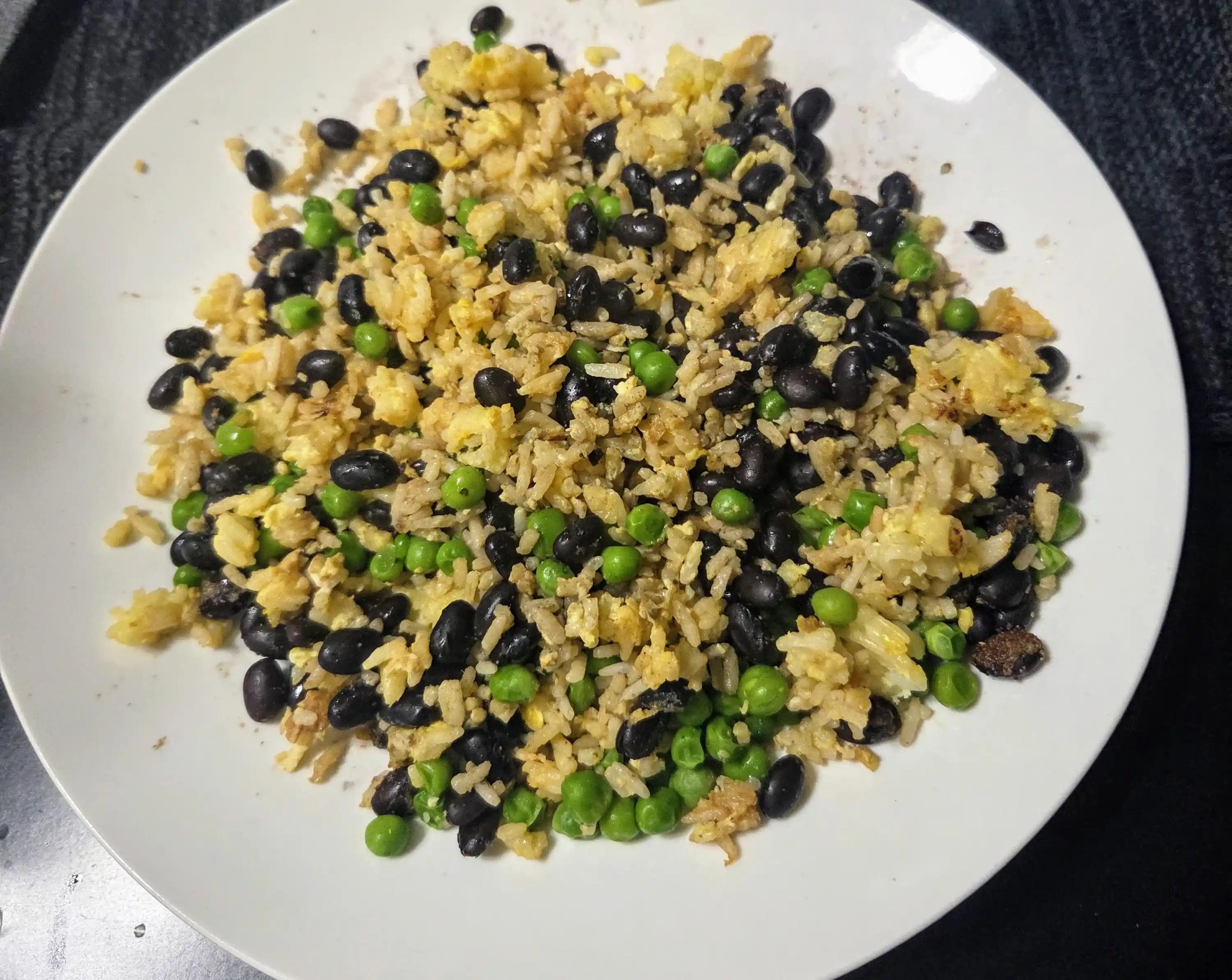 Karar Yorgunluğunda Besleyici ve Pratik Öğün: Pirinç, Fasulye, Bezelye ve Yumurta