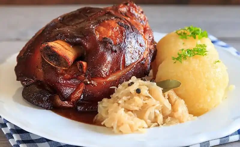 Küçük Füme Domuz İncik ile Baklagil ve Sebze Yemekleri İçin Tarifler ve Pişirme Yöntemleri