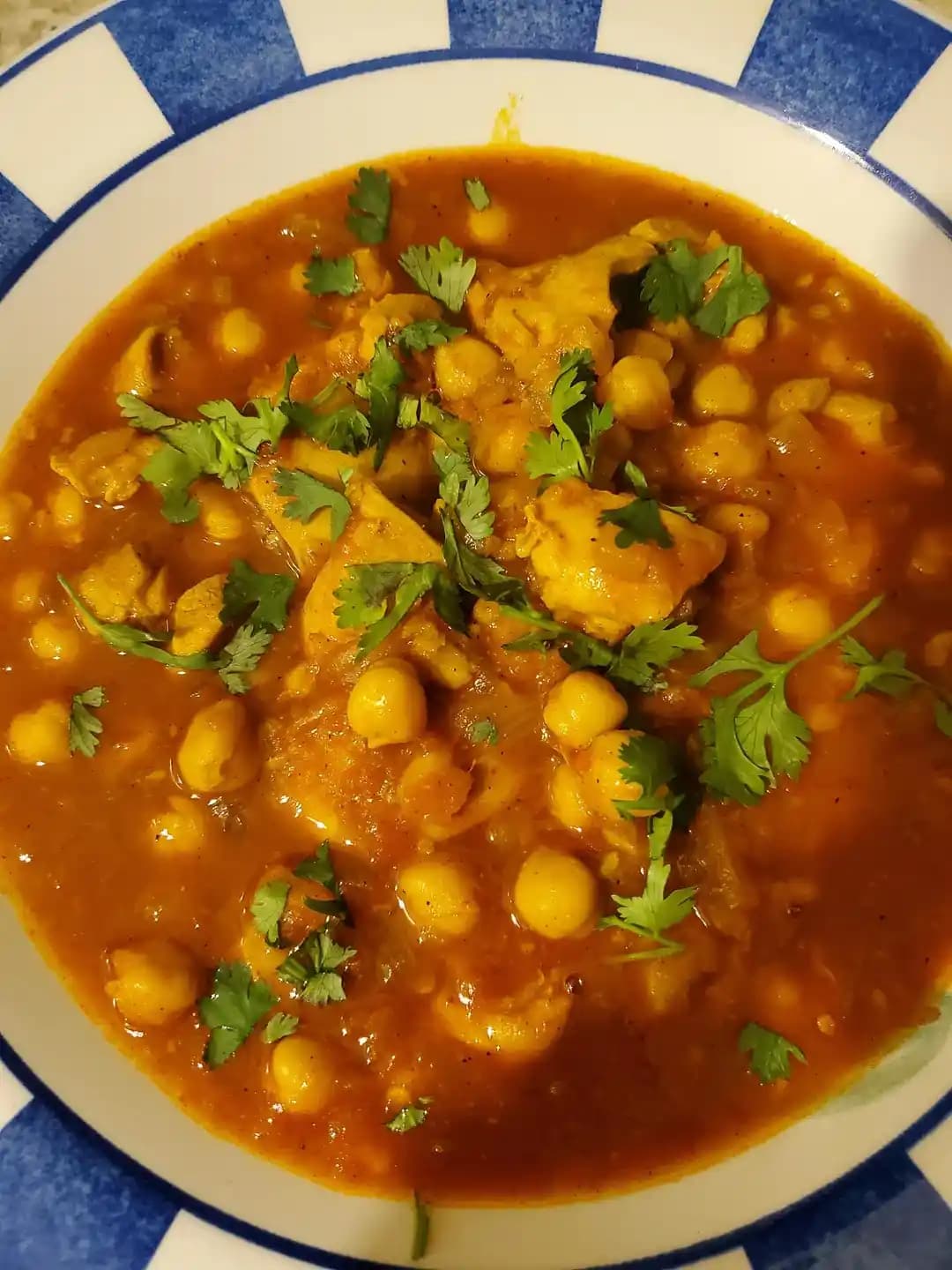 Nohut ve Kemiksiz Tavuk Butlarıyla Pratik Tavuklu Körili Yemek Tarifi