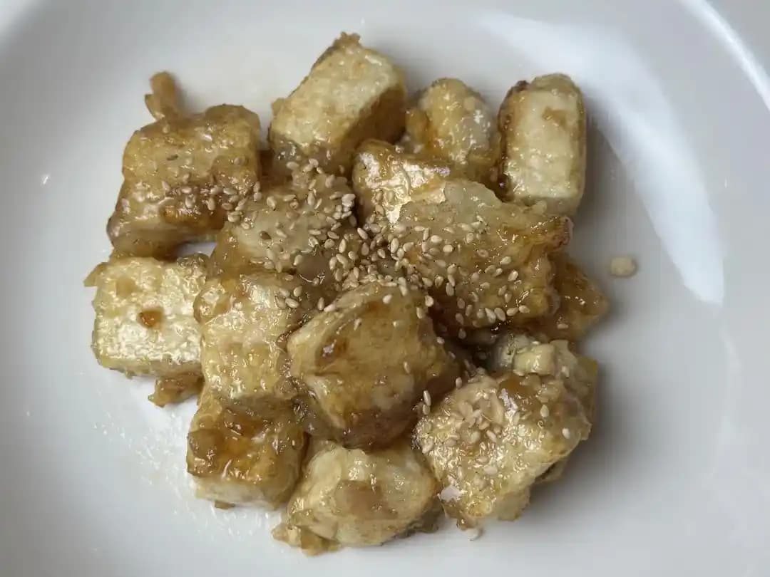 Tatlı Kızarmış Tofu Tarifi ve Pişirme Teknikleriyle Lezzetli Vegan Alternatif