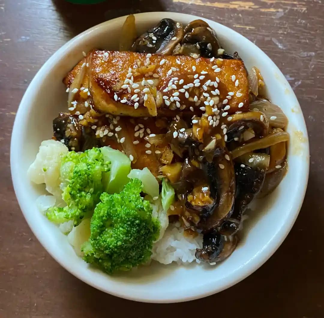 Tofu Teriyaki Bowl Tarifi: Ev Yapımı Teriyaki Soslu Protein ve Sebze Kombinasyonu
