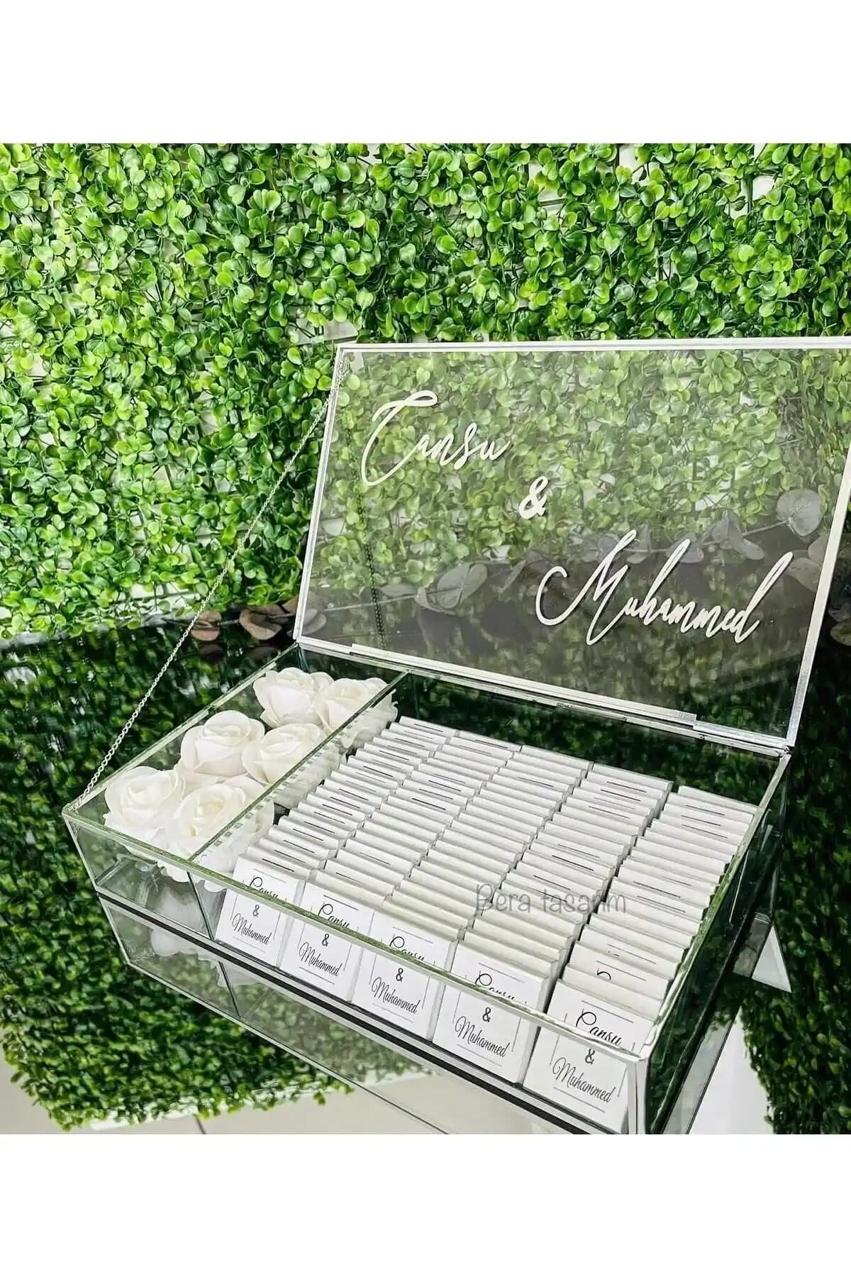 Cam Bölmeli Gümüş Kutuda 6 Güllü Yapay Çiçek ve 100 Adet Sütlü Madlen Çikolata Hediyesi