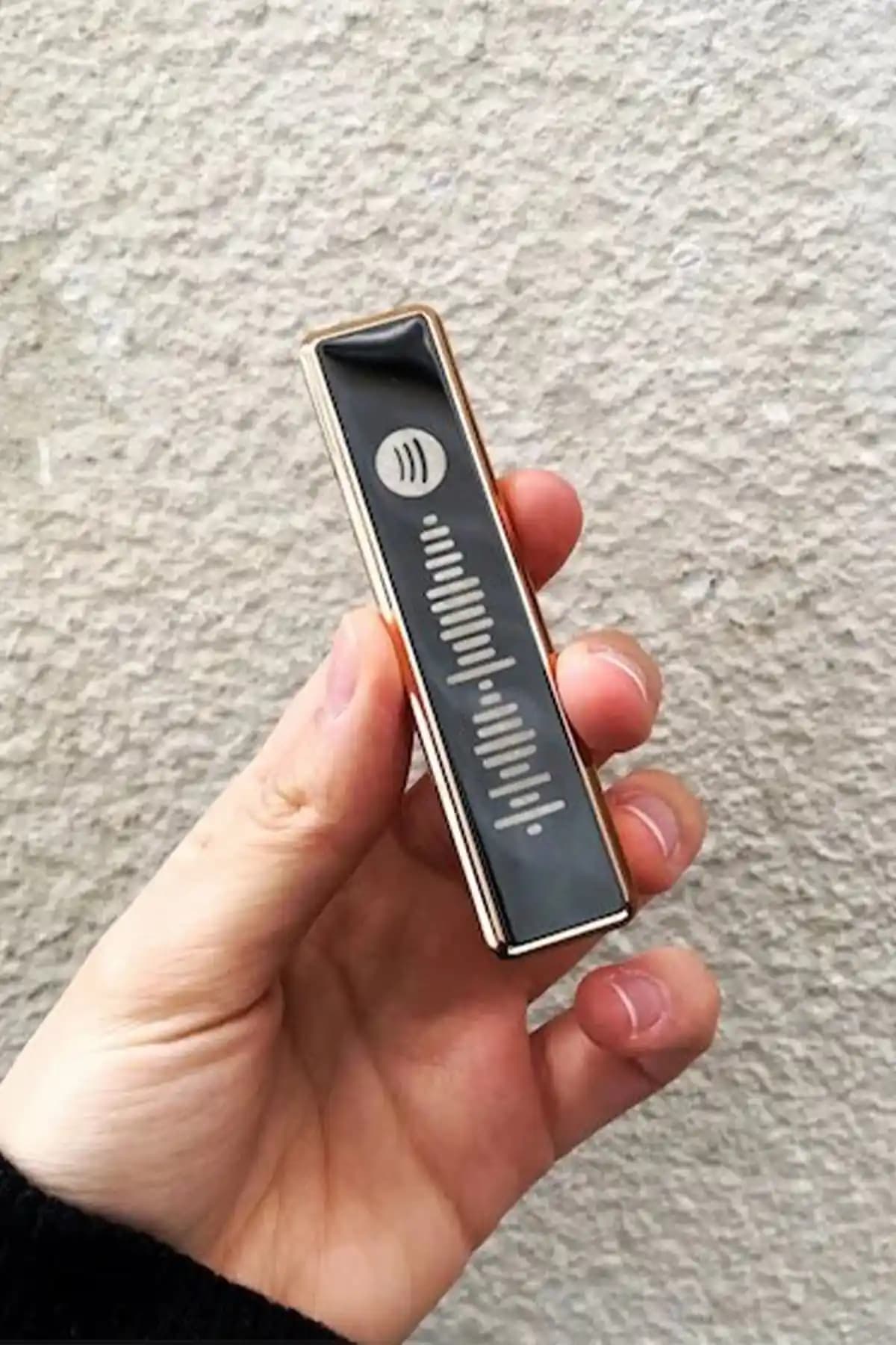 NRDLİFE Spotify kodlu, isim baskılı USB'li alevsiz çakmak: güvenli ve kişiselleştirilmiş