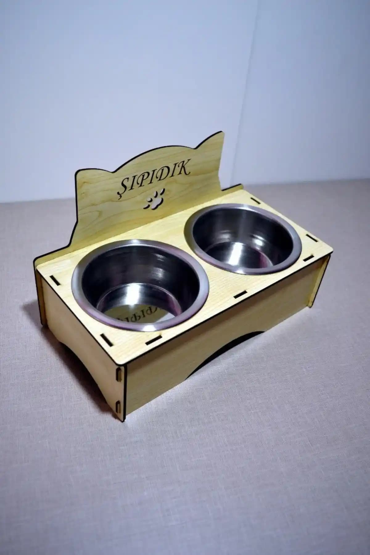 Ahşap Kedi Mama Kabı Seçimi ve Bakımı: Estetik ve Fonksiyonellik Rehberi