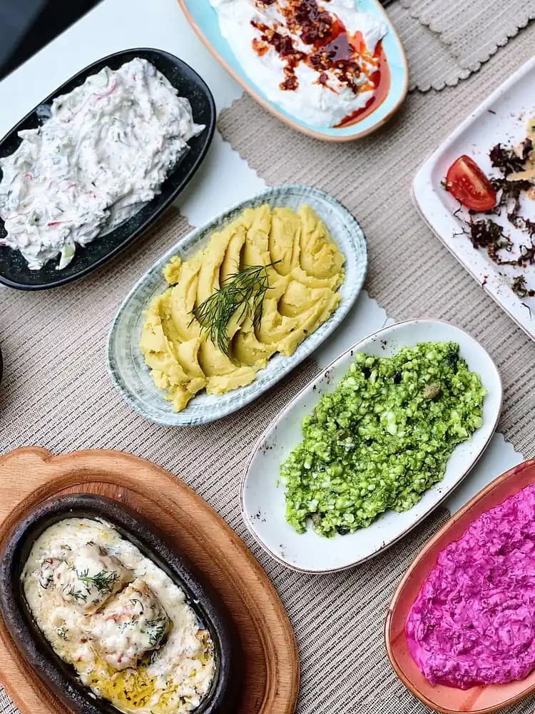 Balık Yanı Meze Nedir, Nasıl Yapılır ve Sağlıklı Beslenmeye Katkısı Nedir?