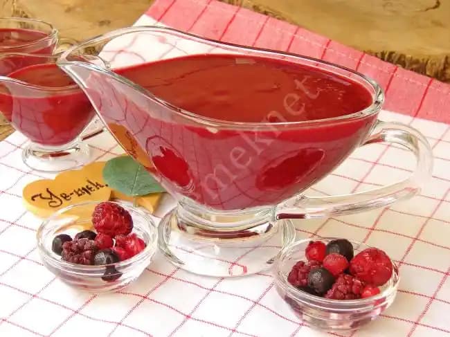 Kırmızı Meyveli Soslar: Tatlılar ve Kahvaltılık Ürünler İçin Lezzetli Seçenekler