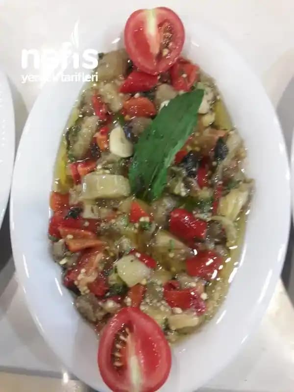Patlıcan Mezesi Tarifleri Yoğurtsuz Seçenekler ve Pratik Sunum İpuçları