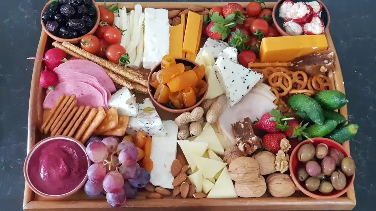 Peynir Tabağı Hazırlama Sanatı: Lezzetli ve Görsel Sunum İpuçları