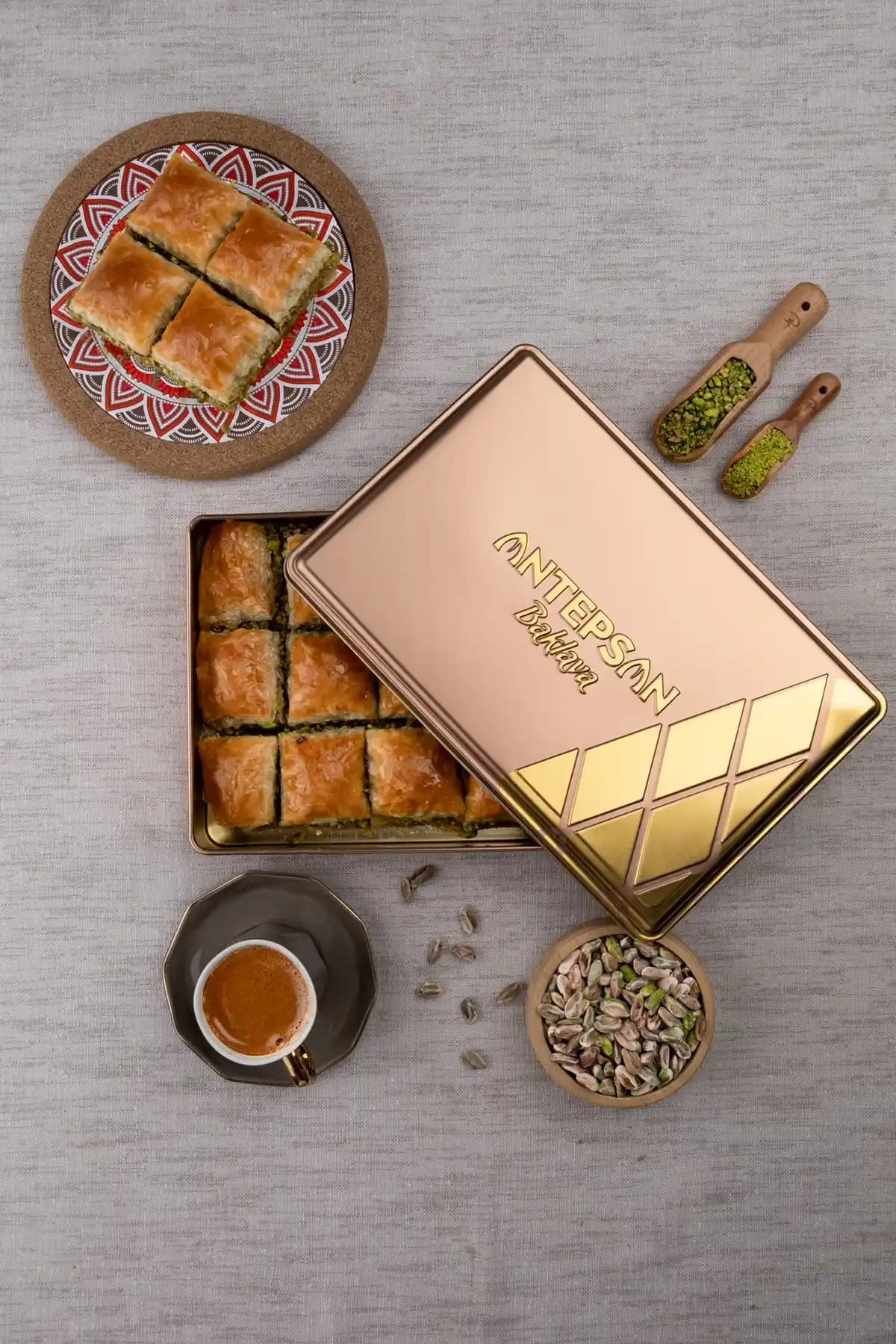 Antep Fıstıklı Kare Baklava 800 G Hediye Kutusunda Geleneksel Lezzetlerin Modern Sunumu