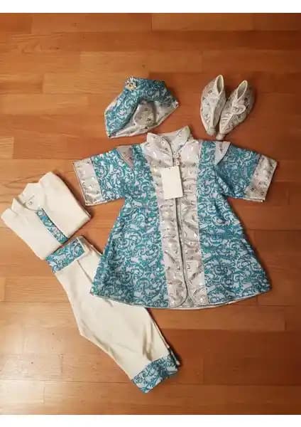 Bebek Giyim Karşılaştırması: Ponpon Baby Erkek Bebek Takımı ve Webombinoo Hastane Çıkışı