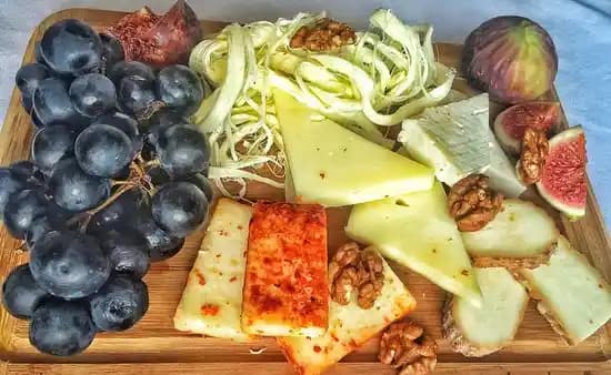 2025'te Şarap ve Peynir Tabağı Hazırlamanın 5 Sırrı ile Sofranızı Şenlendirin