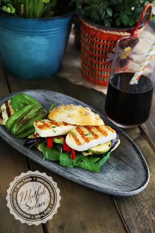 Izgara Çilek ve Feta Peynirli Sandviç Tarifi: Sağlıklı ve Lezzetli Öğün Seçeneği